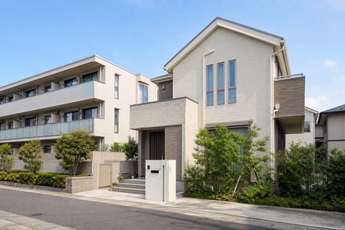落ち着いた住宅街に建つ戸建てと低層住宅の外観